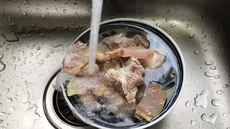 十味 咸肉排骨萝卜汤,捞出煮好的咸肉和排骨,用流动水冲洗掉表面的浮沫