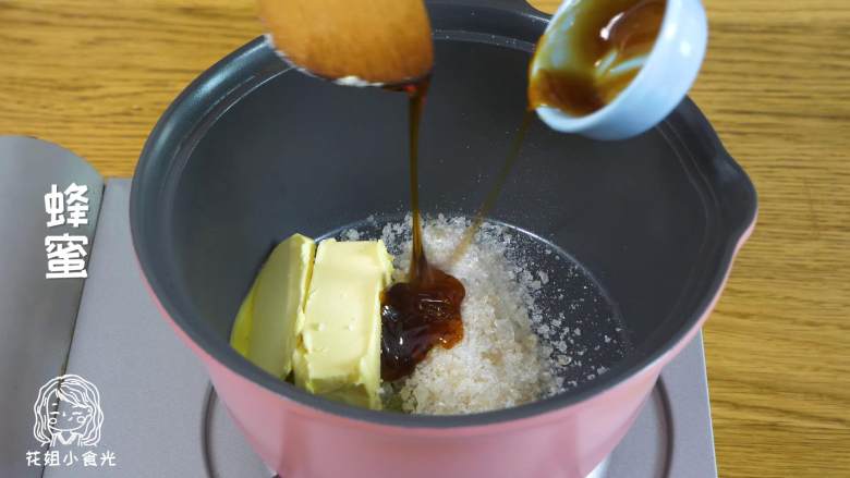 能量棒24m+,把黄油、黄糖、蜂蜜一起放入锅中熬煮,不断搅拌,成浆即可