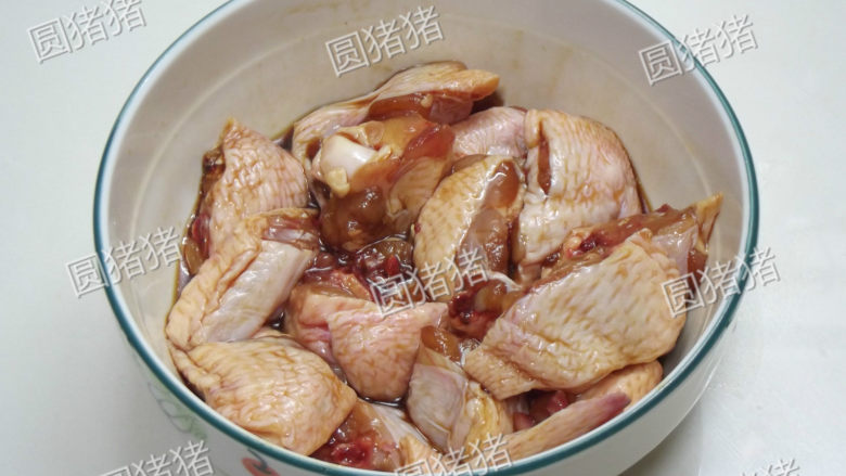 辣子鸡翅,用腌料材料将鸡翅拌匀,腌制10分钟。