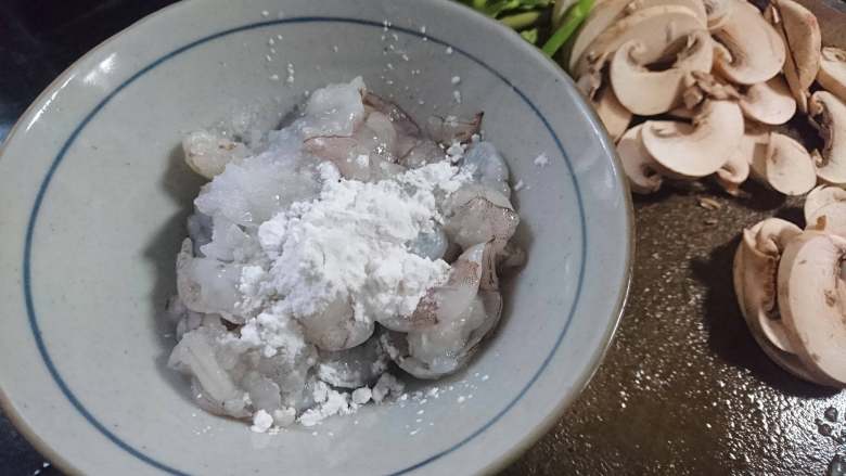 白蘑芦笋虾仁,吸去虾仁多余水分,少许盐和淀粉一起腌制