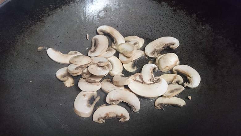 白蘑芦笋虾仁,倒入玉米油改中火,先煎香蘑菇片