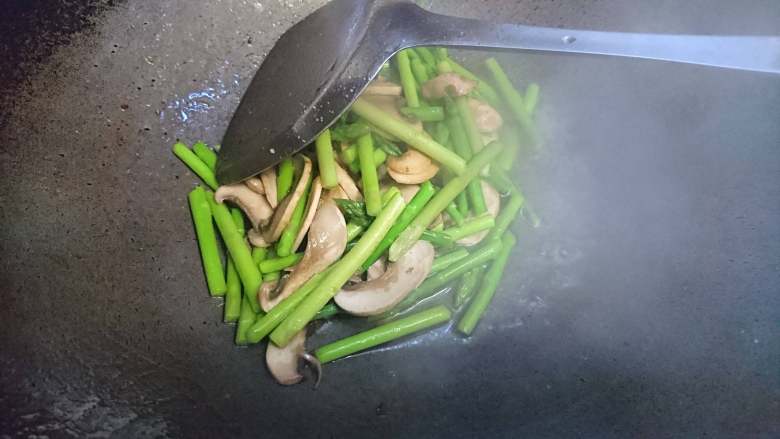 白蘑芦笋虾仁,将两样素菜均匀翻炒,可用小碟子水帮助出汁
