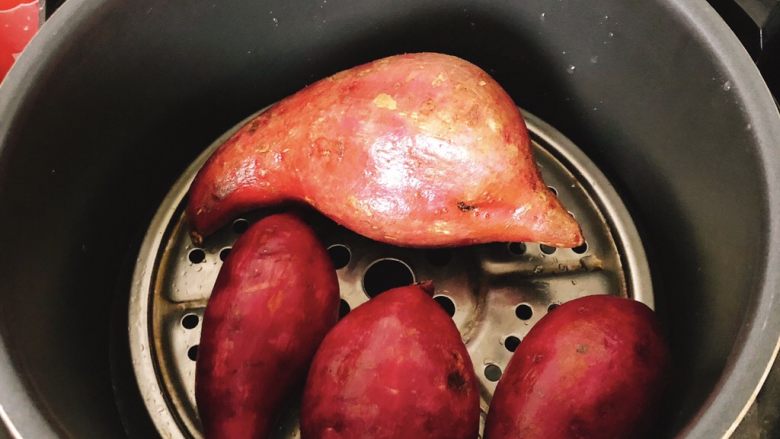 全脂奶香紫薯馒头,放入电饭煲蒸熟。(实际只用到1根紫薯)