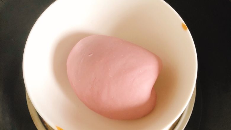 全脂奶香紫薯馒头,锅里倒入温水,放上蒸架,将面团放在蒸架上发酵。(秋冬季节需盖上锅盖)