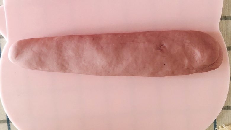 全脂奶香紫薯馒头,将发酵好的面团揉5分钟排气,最后揉成一个长条状。