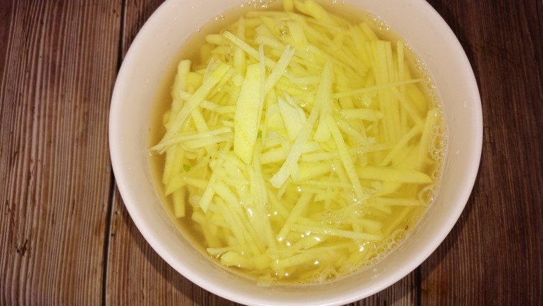 家常素菜芹菜土豆丝,土豆切成丝,放水里泡一下。