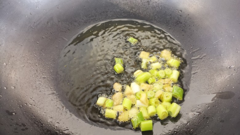 排骨焖饭,锅里热油,爆香葱和姜。