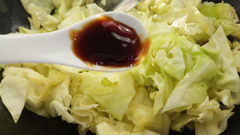 家常炒大头菜,翻炒,加一勺<a style='color:red;display:inline-block;' href='/shicai/ 721'>蚝油</a>。
