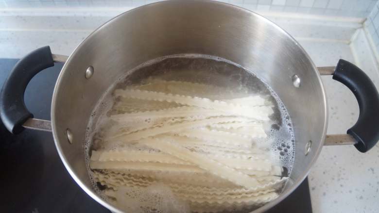 素炒刀削面,锅中加水烧开,放入刀削面煮至8成熟