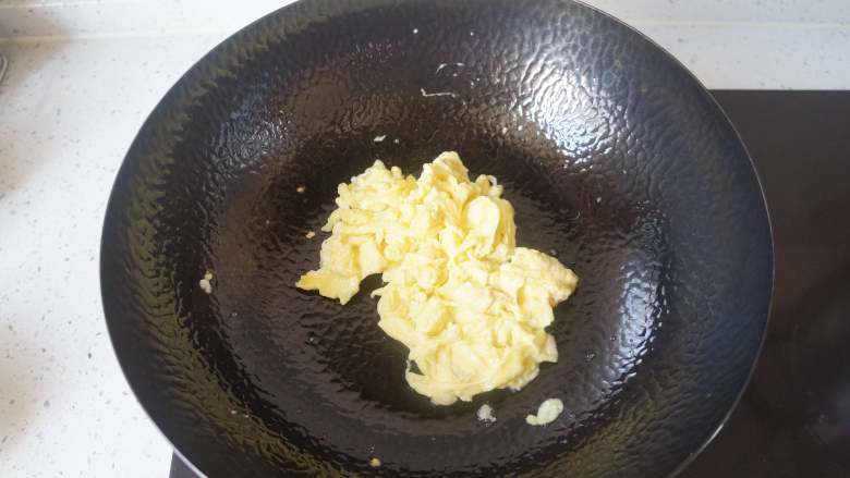 素炒刀削面,热锅热油倒入蛋液炒熟,盛出备用