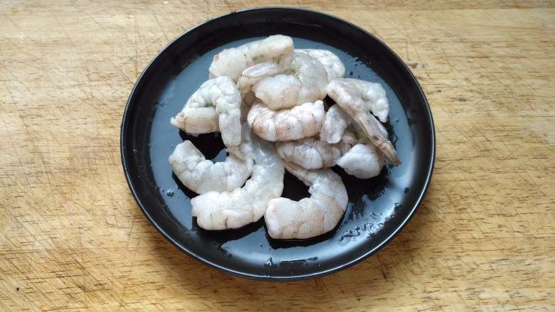南瓜虾仁焖饭,<a style='color:red;display:inline-block;' href='/shicai/ 287'>虾仁</a>解冻洗净，放少许盐<a style='color:red;display:inline-block;' href='/shicai/ 718'>料酒</a>腌制一会儿
