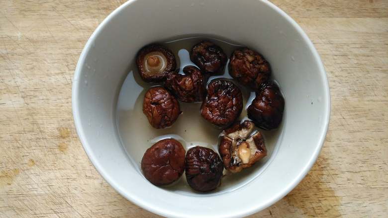 南瓜虾仁焖饭,<a style='color:red;display:inline-block;' href='/shicai/ 241'>干香菇</a>洗净,用开水浸泡