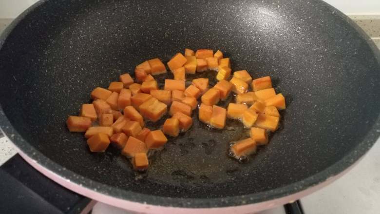 南瓜虾仁焖饭,油锅烧热下南瓜煸炒