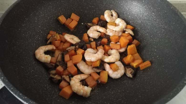 南瓜虾仁焖饭,下香菇翻炒