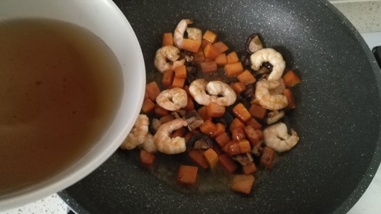 南瓜虾仁焖饭,加入一些泡香菇的水,