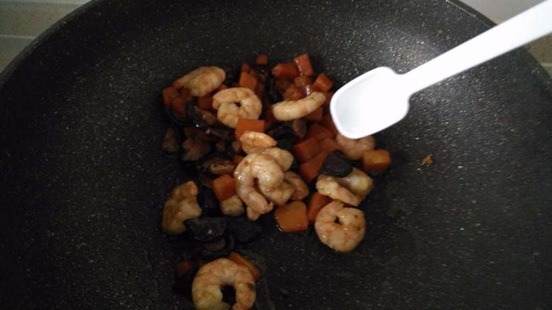 南瓜虾仁焖饭,最后加盐调味,炒匀