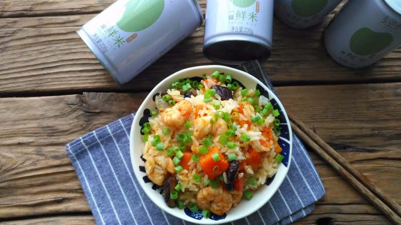 南瓜虾仁焖饭,打开锅盖,用饭铲把焖好的米饭和虾仁南瓜拌匀,表面撒上小葱花,一碗喷香的焖饭就做好了。