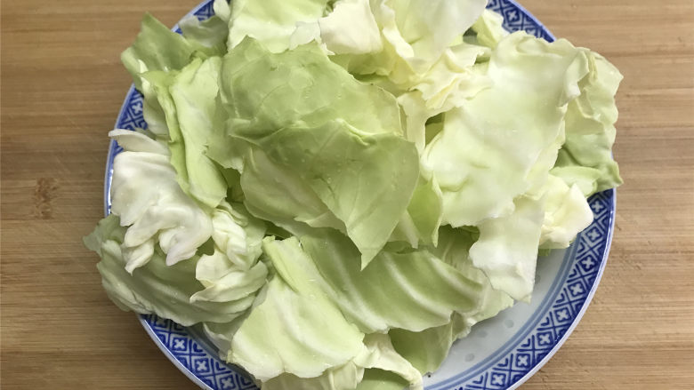 炝炒手撕包菜,<a style='color:red;display:inline-block;' href='/shicai/ 3508'>卷心菜</a>剥去外面的老叶,把里面的叶子一张张剥开后清洗干净,然后再用手撕成小片,中间的硬梗不要。