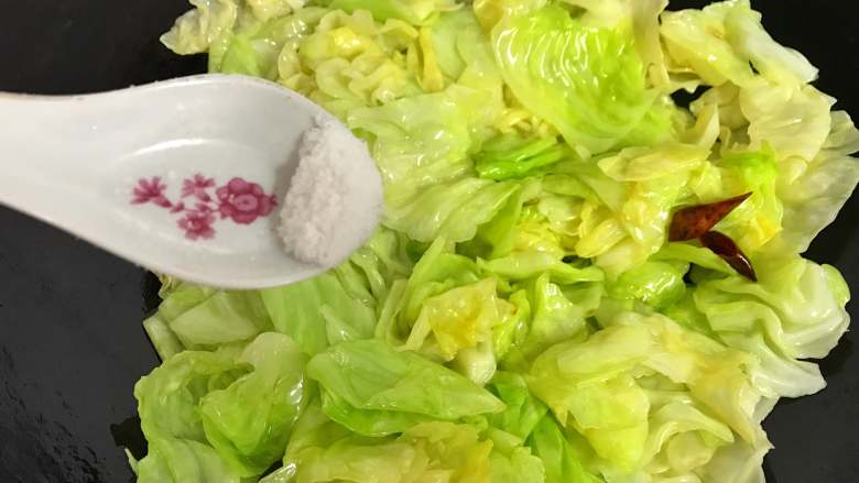 炝炒手撕包菜,等卷心菜变软断生,用适量<a style='color:red;display:inline-block;' href='/shicai/ 10588'>糖</a>调味后即可熄火。