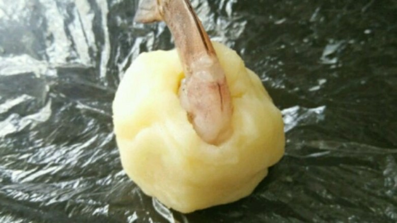 十味 黄金虾球,把虾仁塞进去,不要穿到底部。