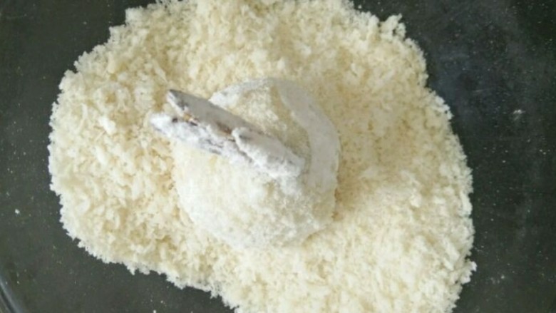十味 黄金虾球,最后放入面包糠里,沾满。