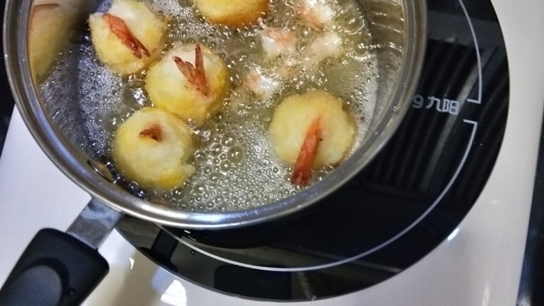 十味 黄金虾球,锅里放足够的花生油,五六成热时放入虾球,炸至金黄即可捞出沥油。