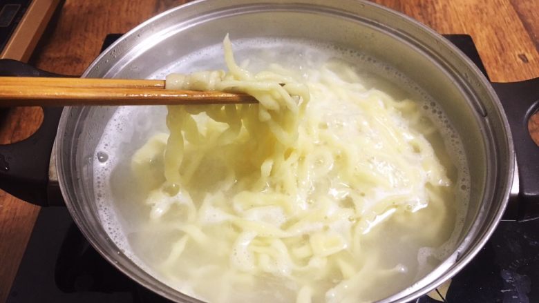 美味早餐 番茄鸡蛋牛肉手擀面,将面条放入开水中煮熟。 <a style='color:red;display:inline-block;' href='/shicai/ 4269'>手擀面</a>条非常好熟,水开了后在水中焖30秒左右即可。