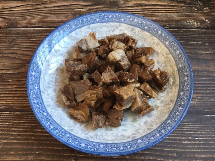 美味早餐 番茄鸡蛋牛肉手擀面,将提前炖好的牛肉准备好,切成适当大小的块备用。