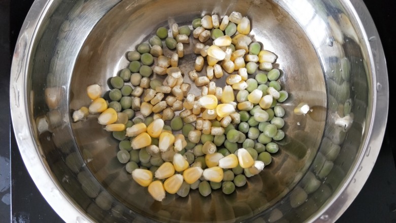 十味 芝士焗五彩饭,先把青豆和玉米放水里煮熟,捞出沥水。