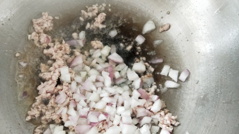 十味 芝士焗五彩饭,热锅凉油下猪肉和一点点盐,翻炒至猪肉变色。然后加入洋葱,翻炒片刻。