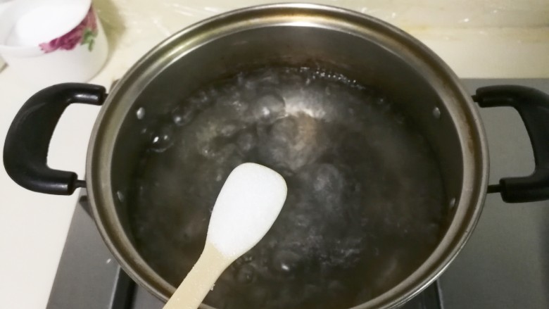十味 姜末香菜干丝,小锅水开放入一小勺盐