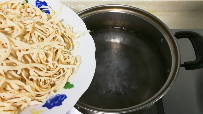 十味 姜末香菜干丝,放入干丝,盖上锅盖关火