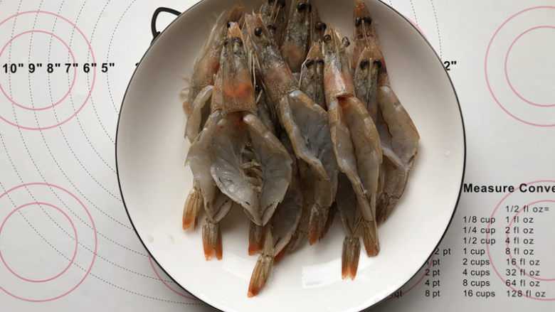 蒜蓉蒸虾,<a style='color:red;display:inline-block;' href='/shicai/ 1663'>青虾</a>用清水洗净,用刀把背部打开并取出虾线