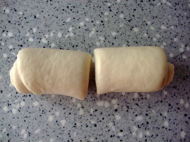 土司面包🍞,面团分成6等份,擀面杖擀成牛舌状,卷起来