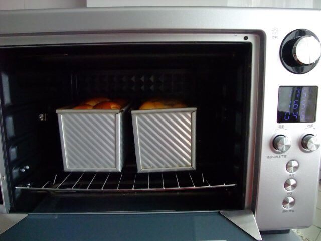 土司面包🍞,放入预热好的烤箱,160度,35分钟