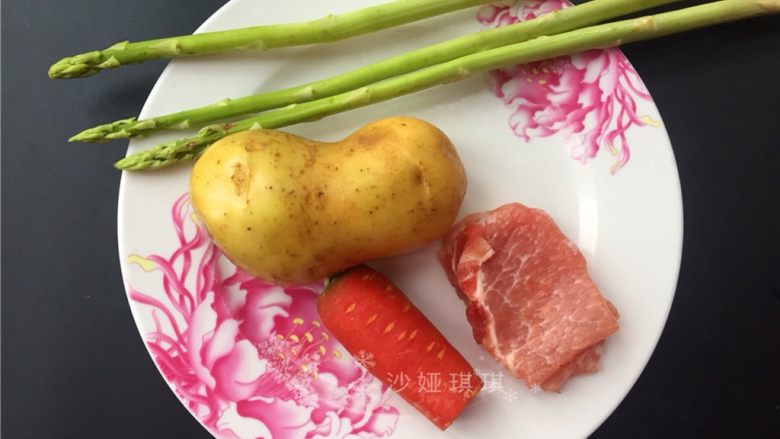 芦笋土豆炒肉丁,准备好材料如图。