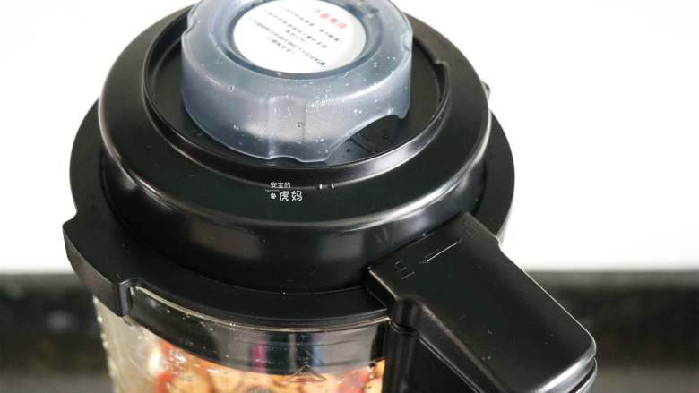 桂圆红枣茶,再将杯盖顺时针旋转与杯体扣好;