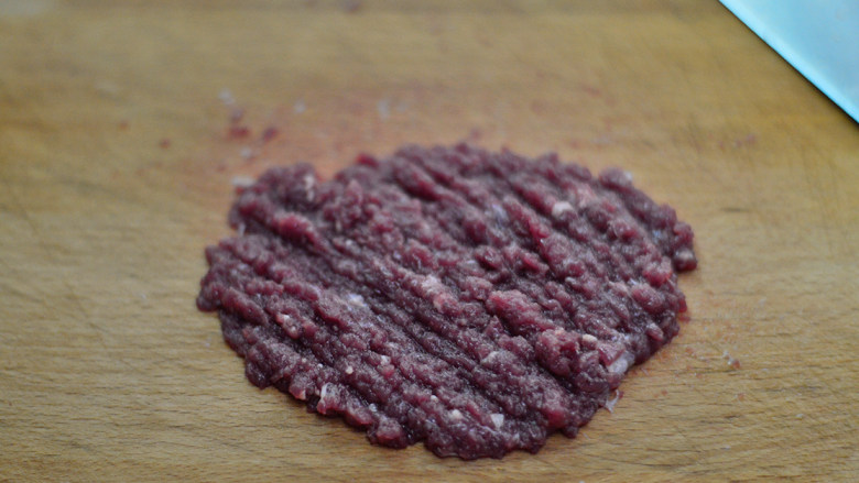 彩椒牛肉炒饭,<a style='color:red;display:inline-block;' href='/shicai/ 216'>牛肉</a>剁成碎沫