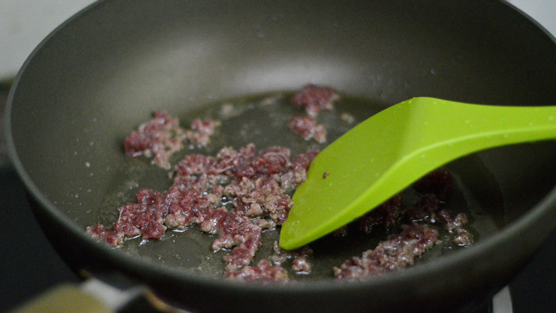 彩椒牛肉炒饭,锅里烧热油,下牛肉炒制