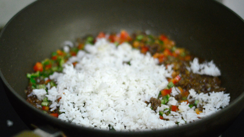 彩椒牛肉炒饭,接着放入<a style='color:red;display:inline-block;' href='/shicai/ 507'>米饭</a>,翻炒均匀