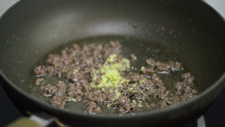 彩椒牛肉炒饭,划炒至牛肉变色后放入姜末翻炒一下