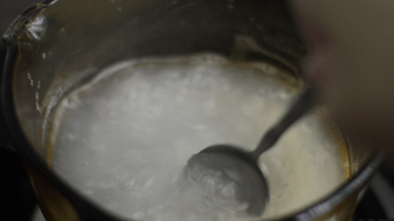 冬瓜瘦肉粥(辅食),不时的搅拌一下,以免糊锅