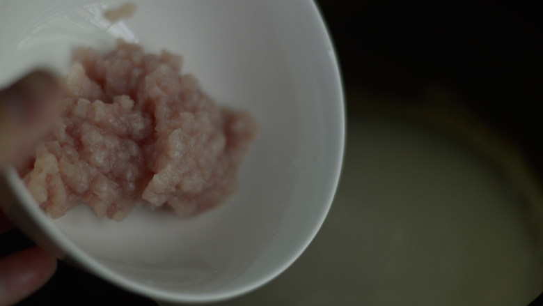 冬瓜瘦肉粥(辅食),待米粒煮至开花后放入肉沫