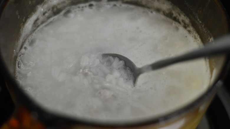 冬瓜瘦肉粥(辅食),搅拌均匀,继续煮5-8分钟