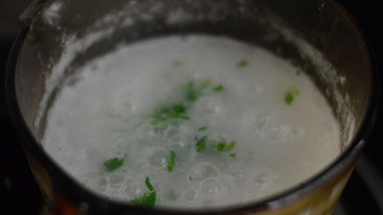 冬瓜瘦肉粥(辅食),最后加入生菜碎