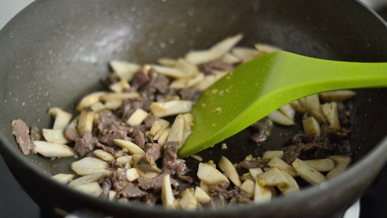 黑椒牛肉杏鲍菇,翻炒至杏鲍菇发软
