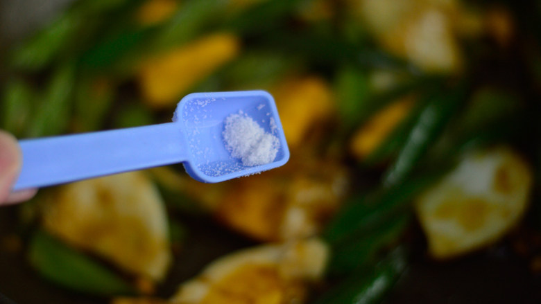 尖椒荷包蛋,调入少许盐