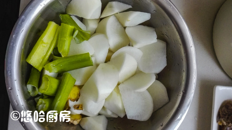 萝卜炖牛肉,<a style='color:red;display:inline-block;' href='/shicai/ 26'>白萝卜</a>洗净,切成滚刀块,葱姜切大块。