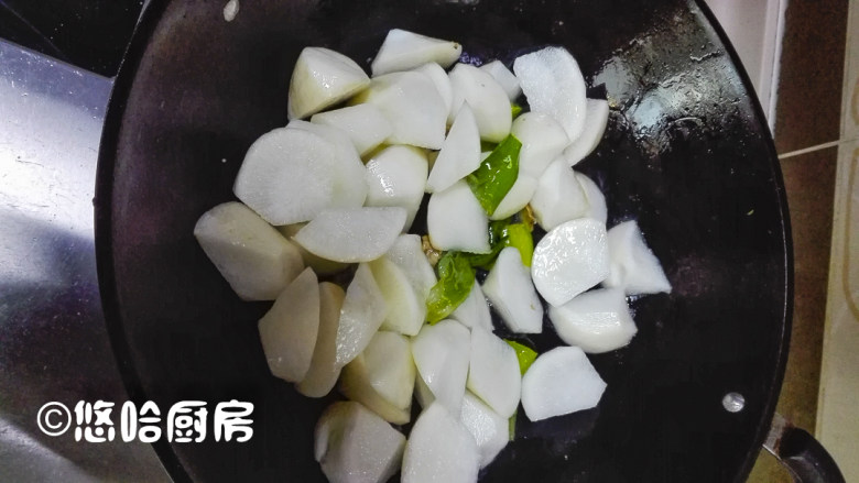 萝卜炖牛肉,放入萝卜块翻炒几分钟