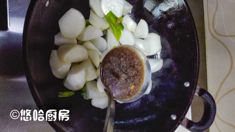 萝卜炖牛肉,放入适量的牛肉汤